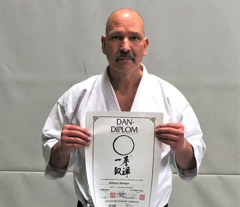 CHEFTRAINER BESTEHT PRÜFUNG ZUM 5. DAN